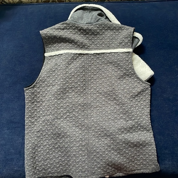 Hem & thread great vest with white fleece detailing. Size L. - Picture 5 of 6
